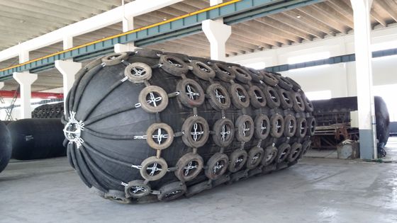 Pneumatische scheepsfenders beschermen het schip
