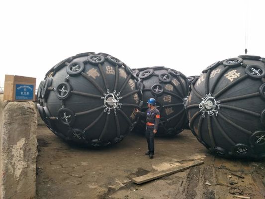 Pneumatische scheepsfenders beschermen het schip