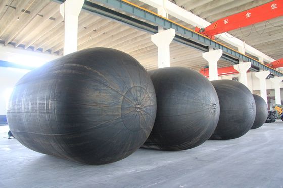 Pneumatische scheepsfenders beschermen het schip