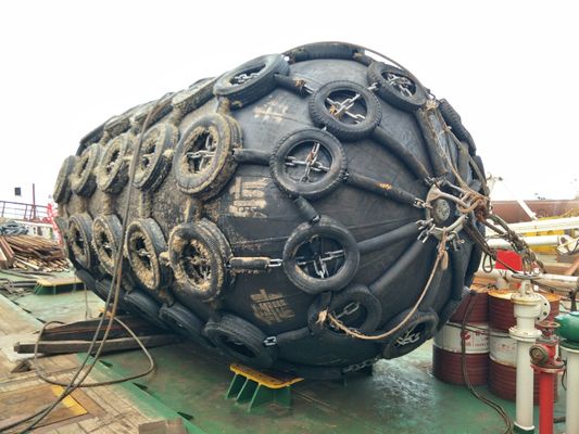 Gecomprimeerde lucht gevulde pneumatische schutters voor schadepreventie bij maritieme operaties