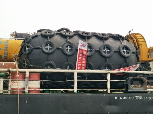 Gecomprimeerde lucht gevulde pneumatische schutters voor schadepreventie bij maritieme operaties