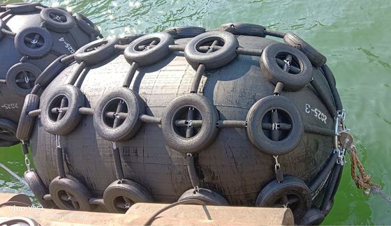 Pneumatische scheepsfender met gebruik van een harnas